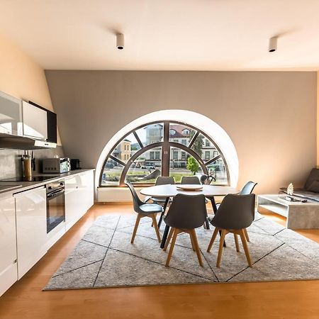 Lovely 4-Bedroom Flat In Historical Center With Stunning View Trenčín Exterior foto