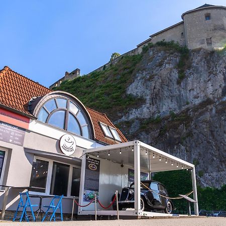 Lovely 4-Bedroom Flat In Historical Center With Stunning View Trenčín Exterior foto
