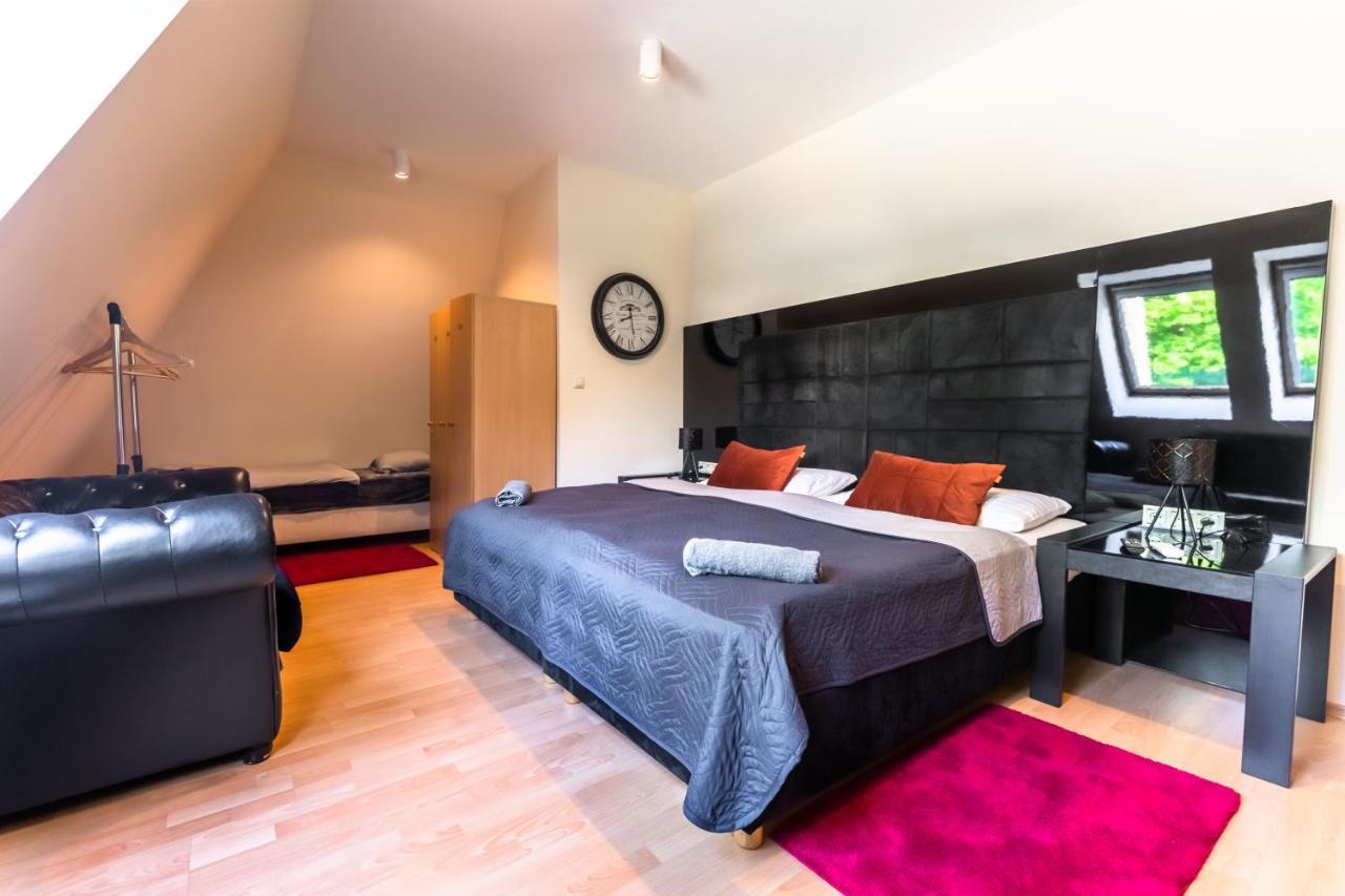 Lovely 4-Bedroom Flat In Historical Center With Stunning View Trenčín Exterior foto