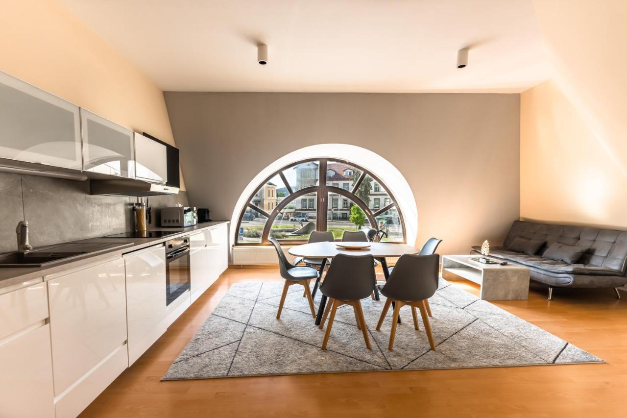 Lovely 4-Bedroom Flat In Historical Center With Stunning View Trenčín Exterior foto