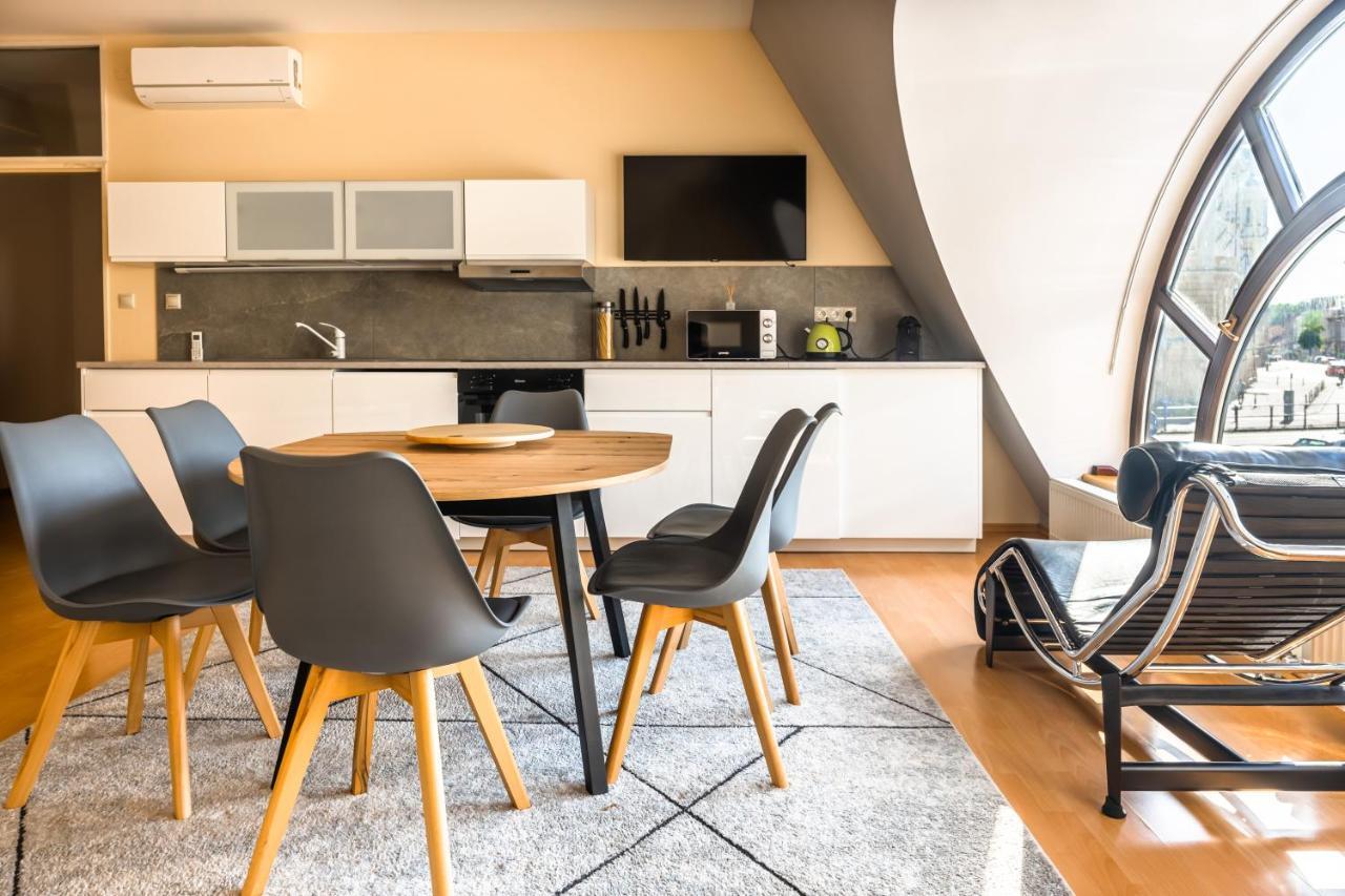 Lovely 4-Bedroom Flat In Historical Center With Stunning View Trenčín Exterior foto