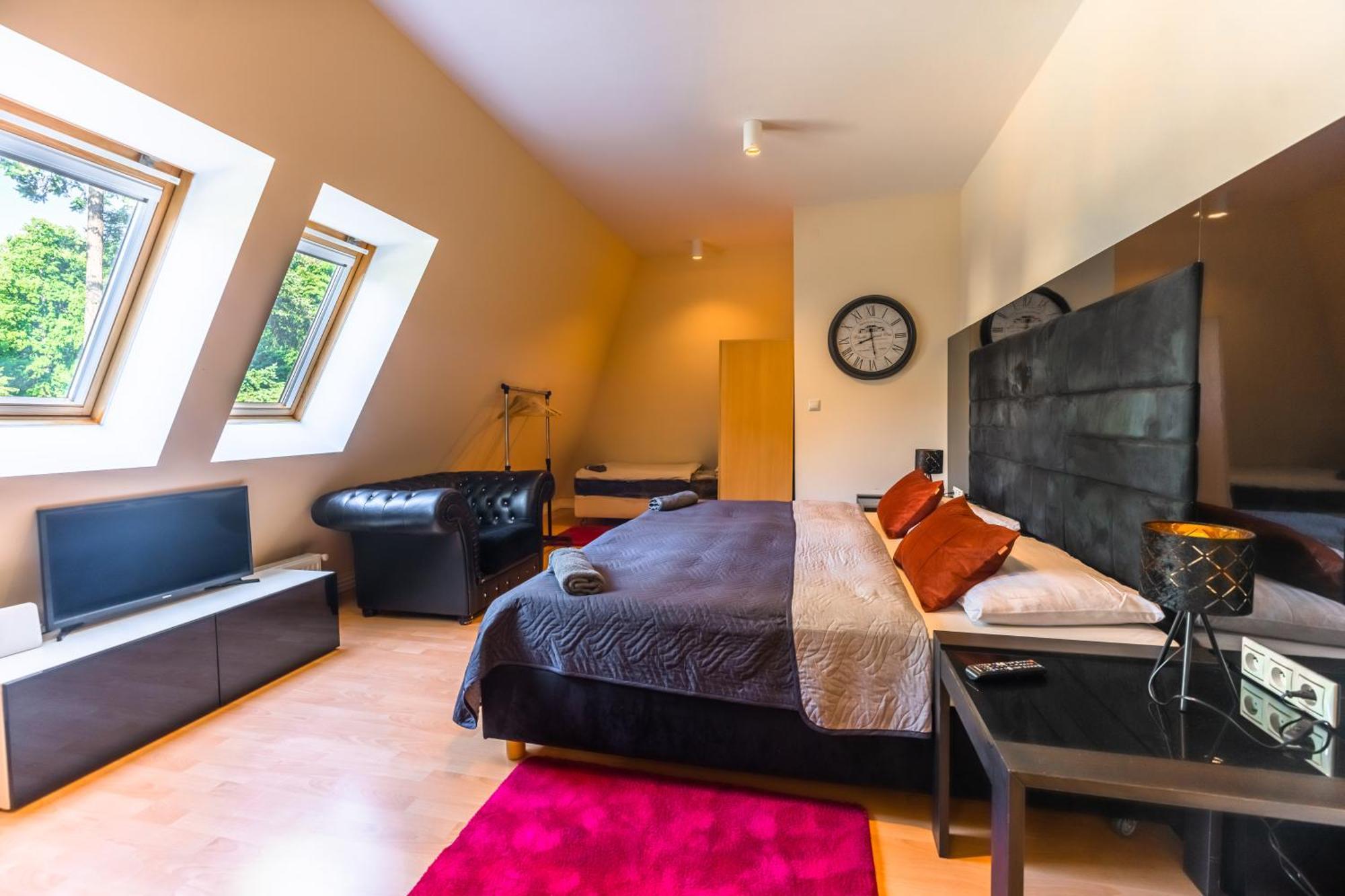 Lovely 4-Bedroom Flat In Historical Center With Stunning View Trenčín Exterior foto